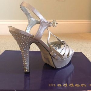 Silver madden girl pumps